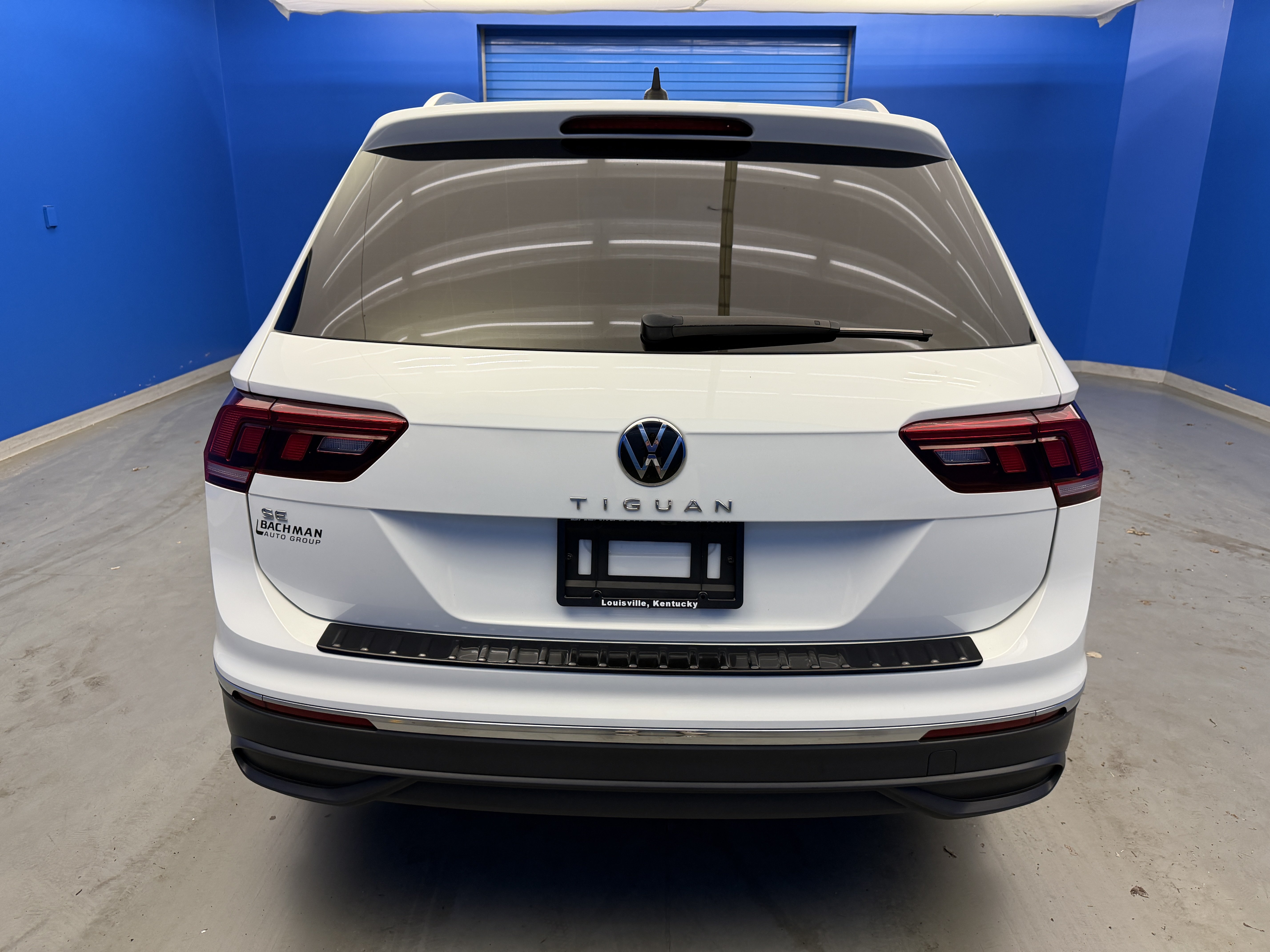 Used 2024 Volkswagen Tiguan SE w/ Panoramic Sunroof Package FWD image 10