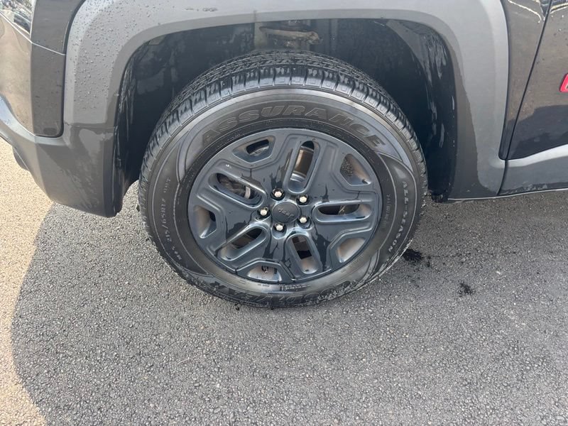 Used 2018 Jeep Renegade Trailhawk w/ UConnect 8.4 Nav Group AWD/4WD image 17