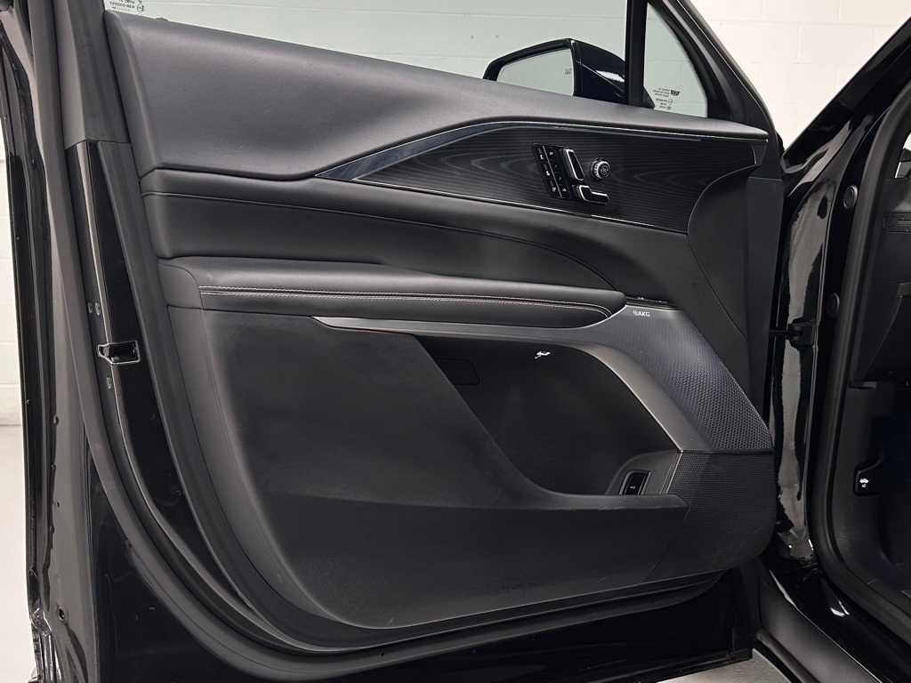 Used 2024 Cadillac Lyriq Luxury image 22