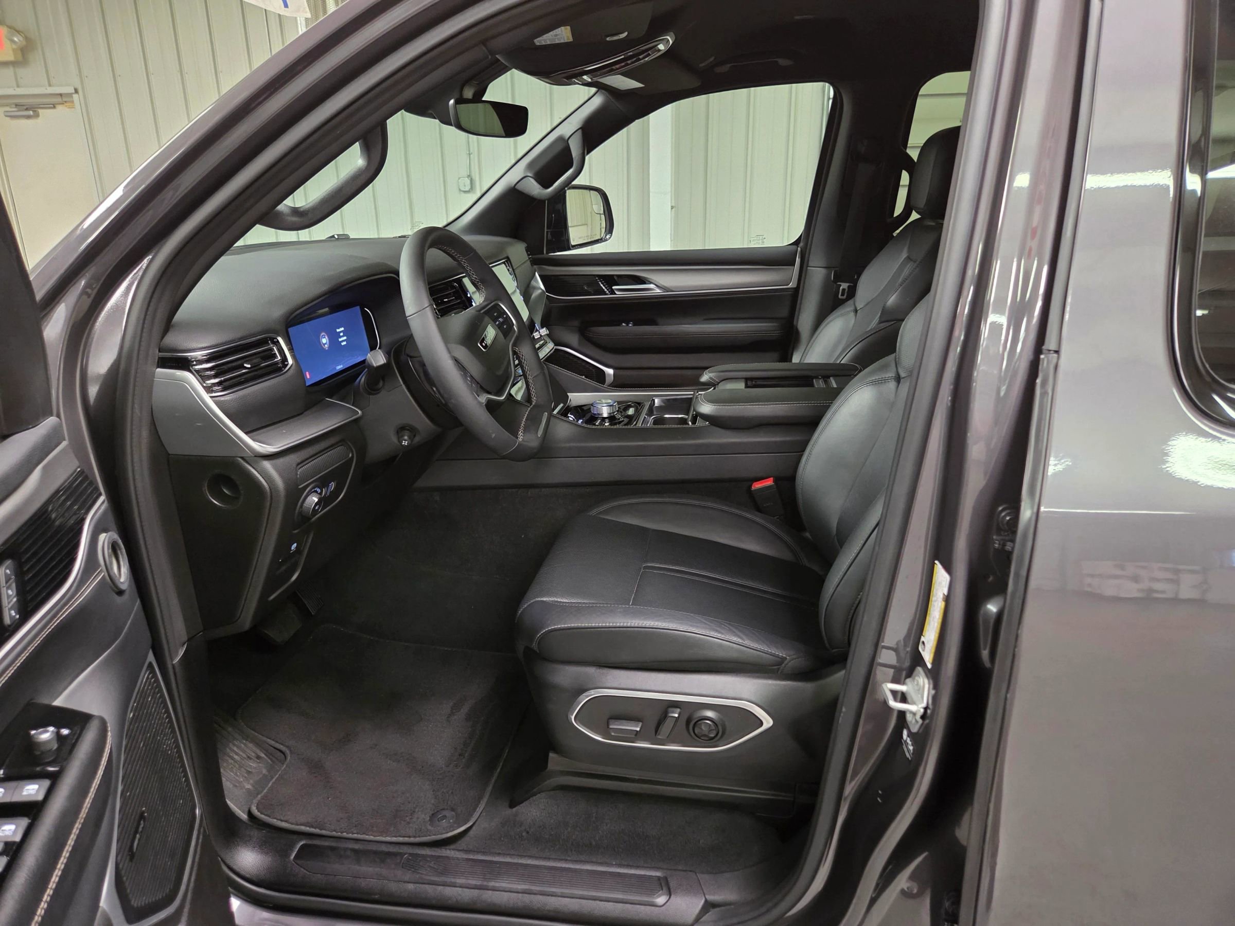 Used 2025 Jeep Wagoneer L Series II w/ 8-pass Seating Package AWD/4WD image 14