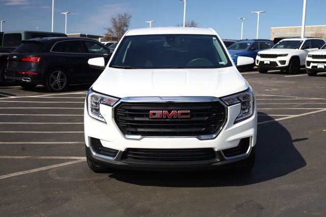 Used 2024 GMC Terrain SLE image 3