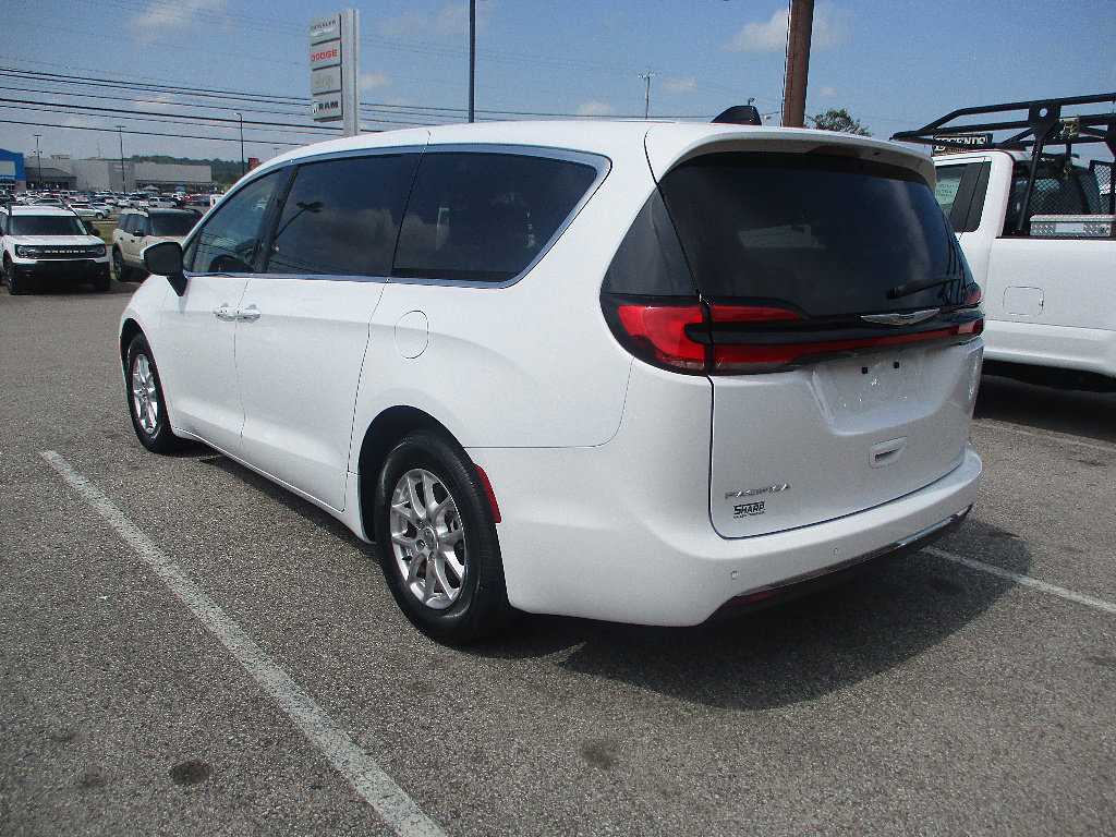 Used 2023 Chrysler Pacifica Touring-L FWD image 18