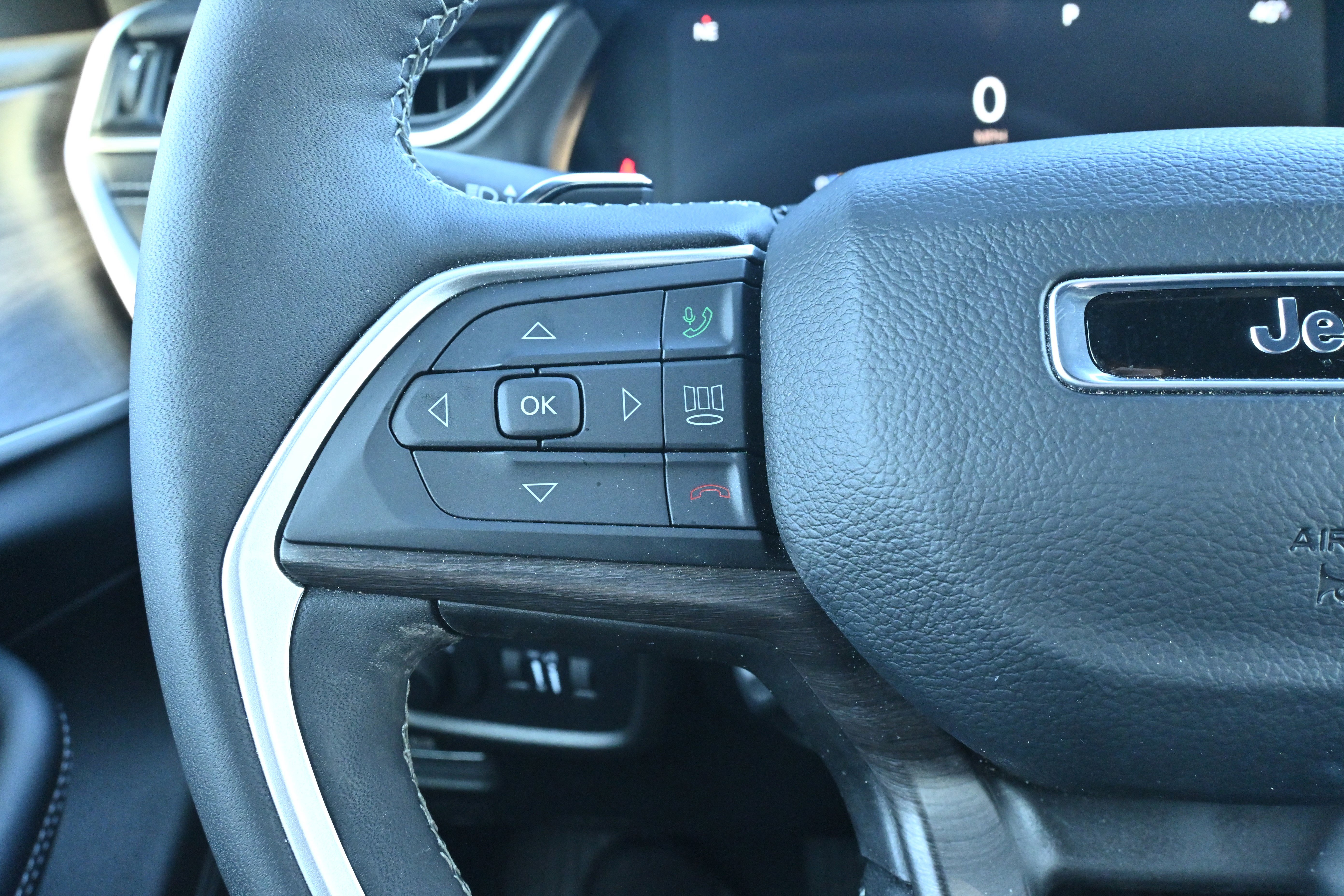 Used 2025 Jeep Grand Cherokee L Limited w/ Luxury Tech Group II image 33