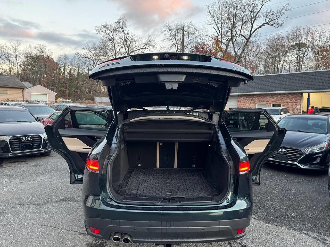 Used 2017 Jaguar F-PACE Premium image 11