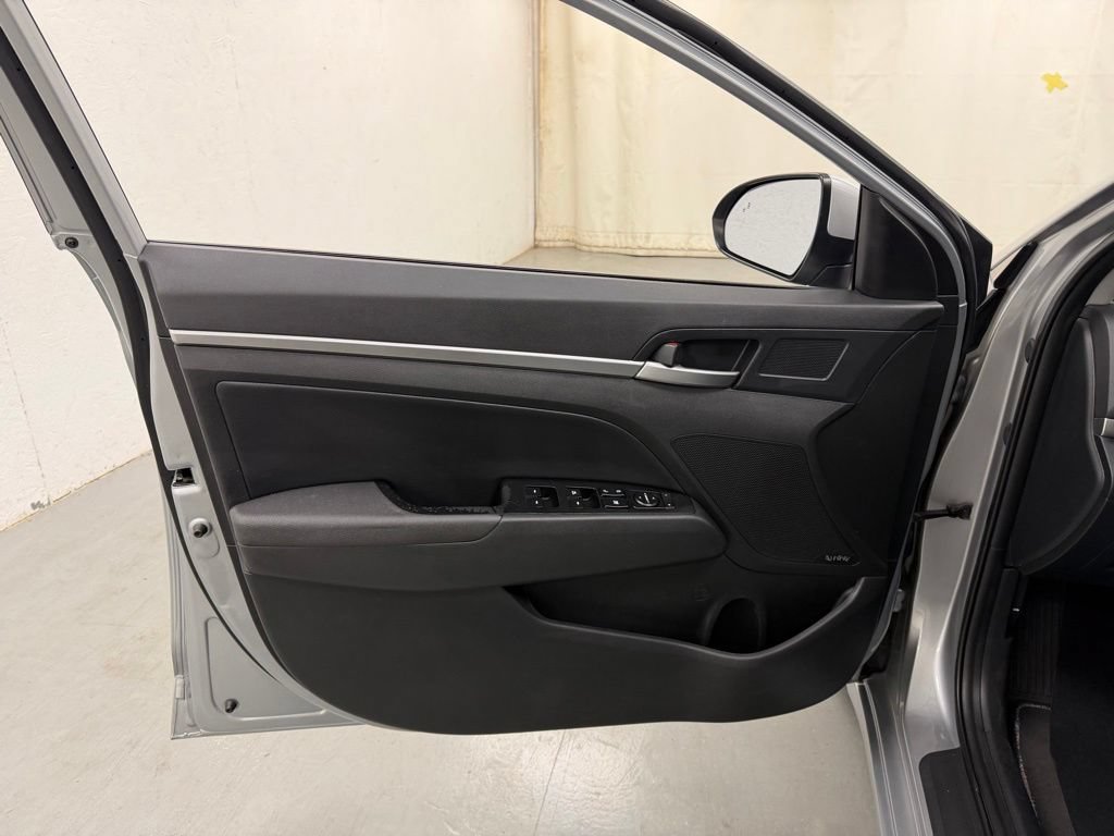 Used 2020 Hyundai Elantra Limited w/ Cargo Package (C1) FWD image 16