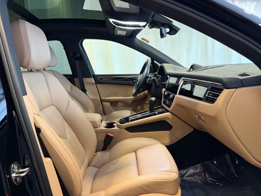 Certified 2024 Porsche Macan AWD/4WD image 16