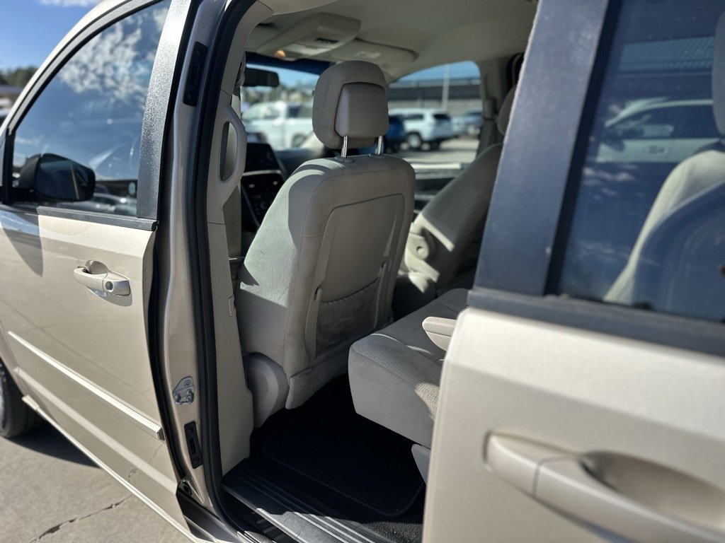 Used 2014 Dodge Grand Caravan SXT w/ UConnect Hands-Free Group image 12