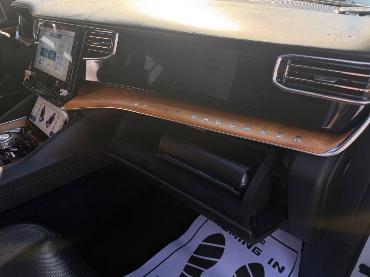 Used 2022 Jeep Grand Wagoneer Series III w/ Rear Seat Video Group 1 AWD/4WD image 27