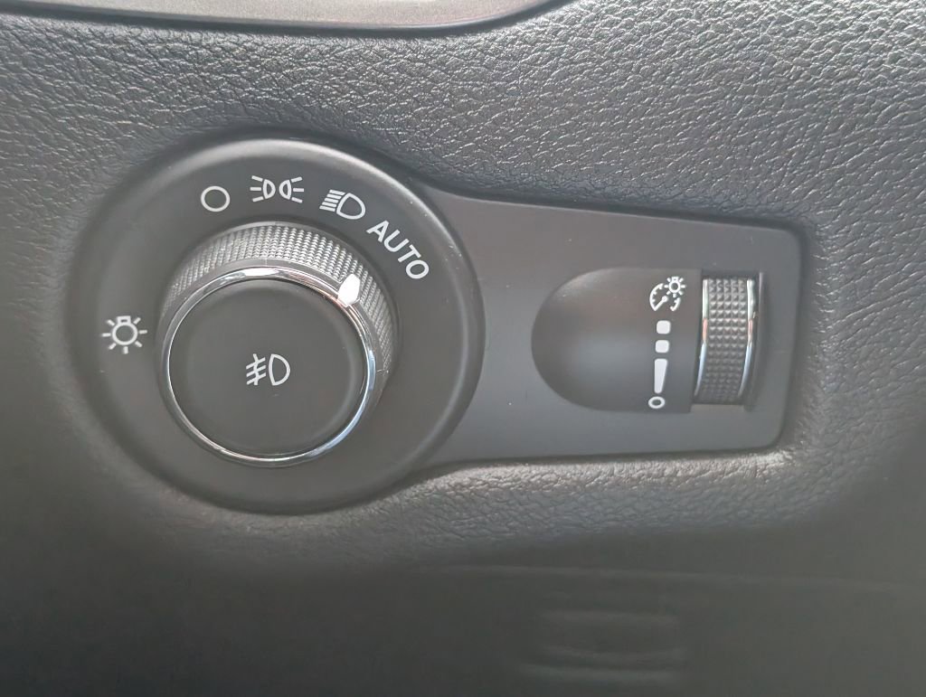 Used 2019 Jeep Cherokee Latitude w/ Popular Appearance Group image 11