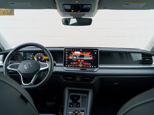 Used 2025 Volkswagen Tiguan SE w/ Panoramic Sunroof Package image 21