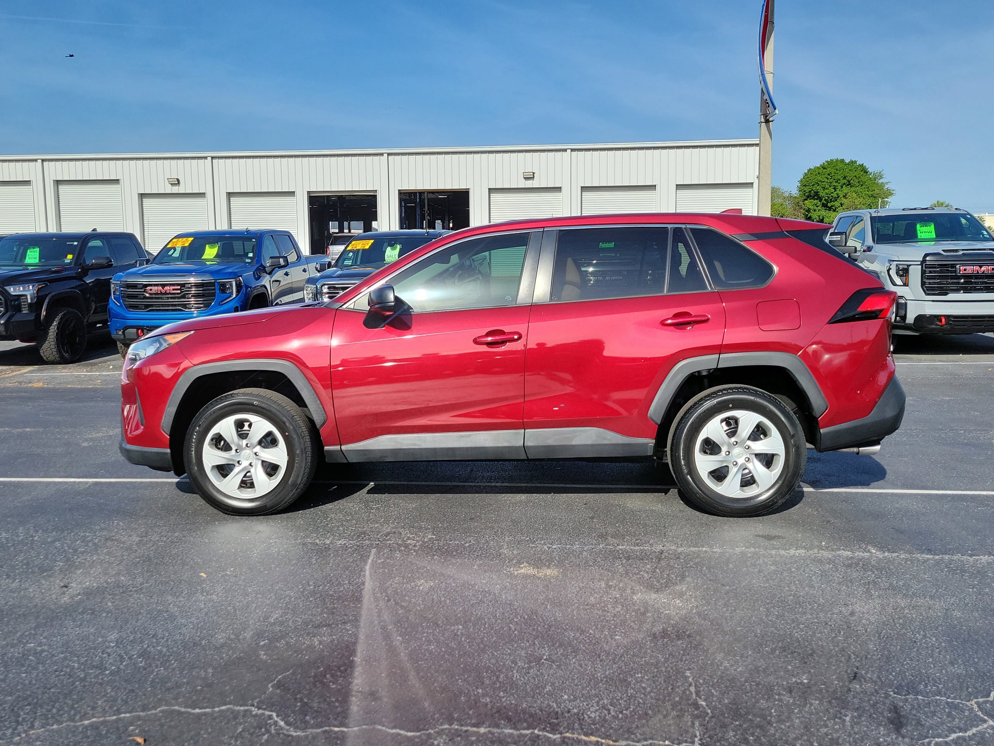 Used 2022 Toyota RAV4 LE FWD image 3