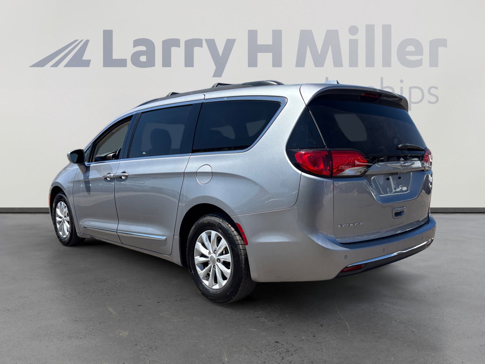 Used 2017 Chrysler Pacifica Touring-L image 3