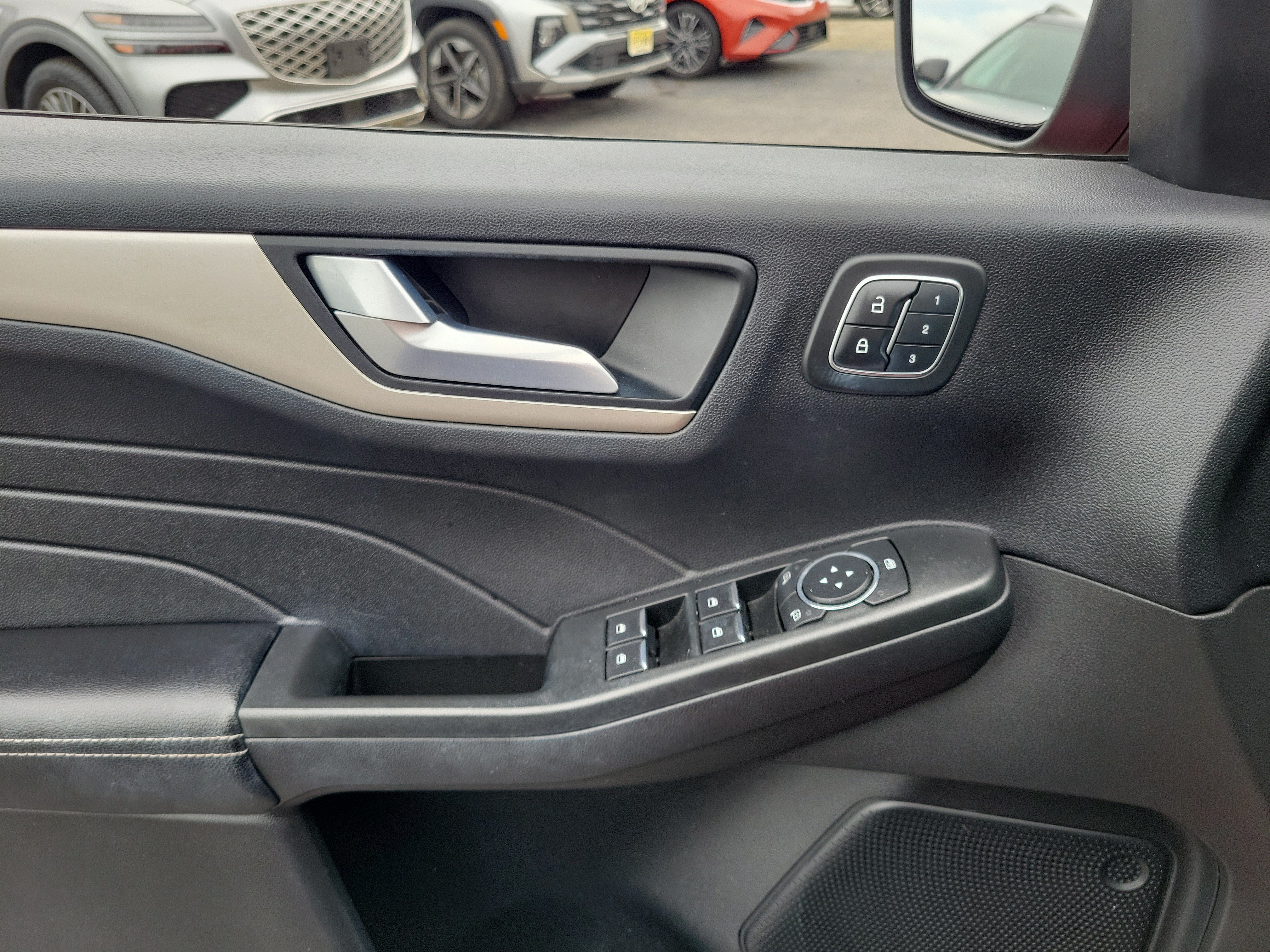 Used 2022 Ford Escape SEL w/ Technology Package AWD/4WD image 17