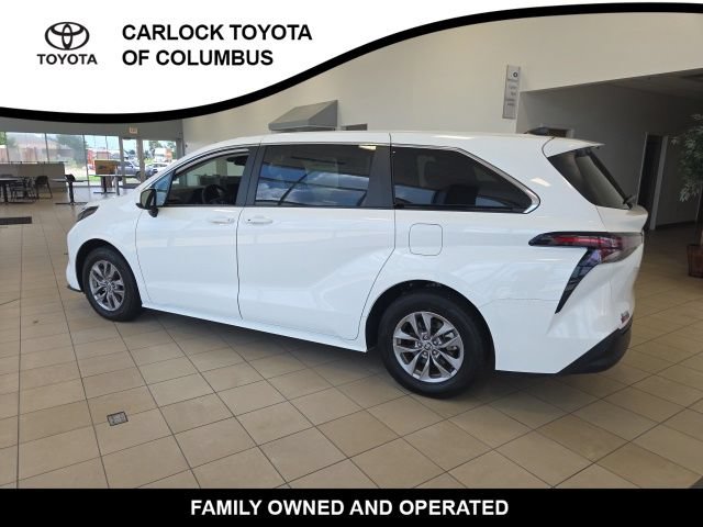 Used 2026 Toyota Sienna LE FWD image 9