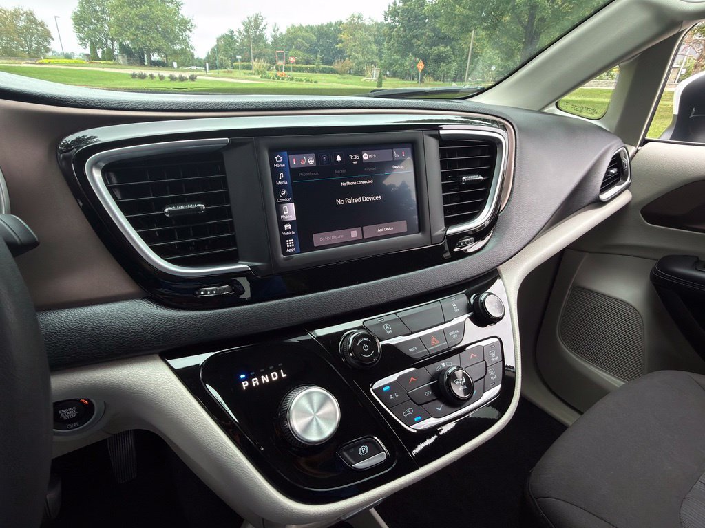 Used 2023 Chrysler Voyager LX FWD image 11