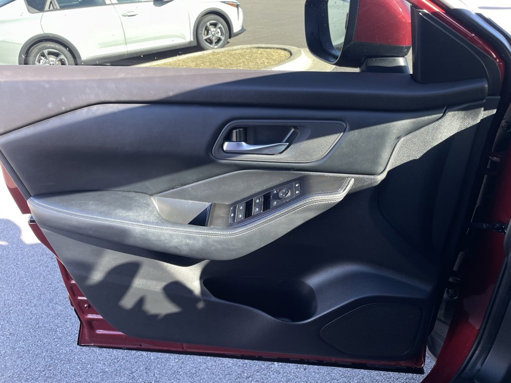 Used 2025 Nissan Rogue SV image 18