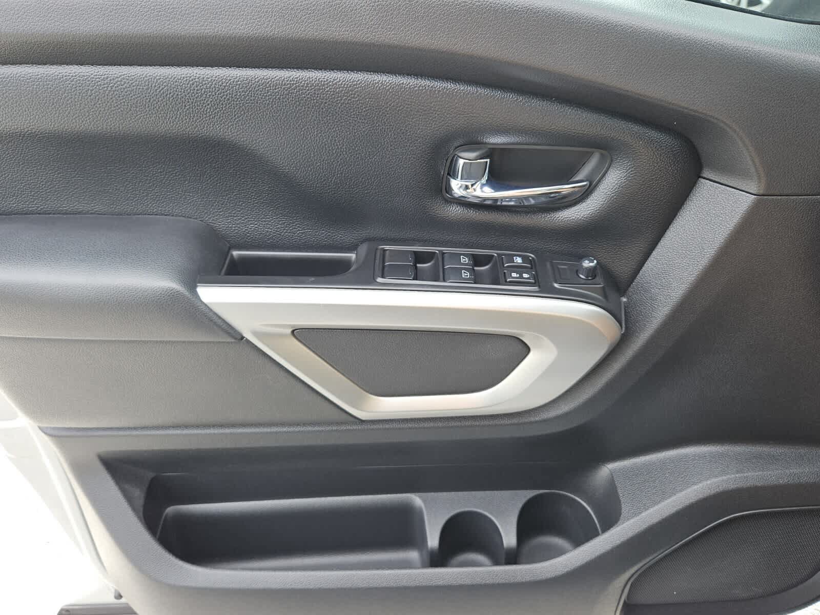 Used 2018 Nissan Titan SV w/ SV Convenience Package RWD image 16