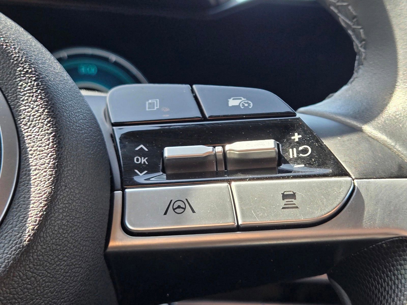 Used 2025 Hyundai Elantra Limited FWD image 27