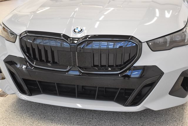 New 2027 BMW 550e xDrive w/ Premium Package AWD/4WD image 14