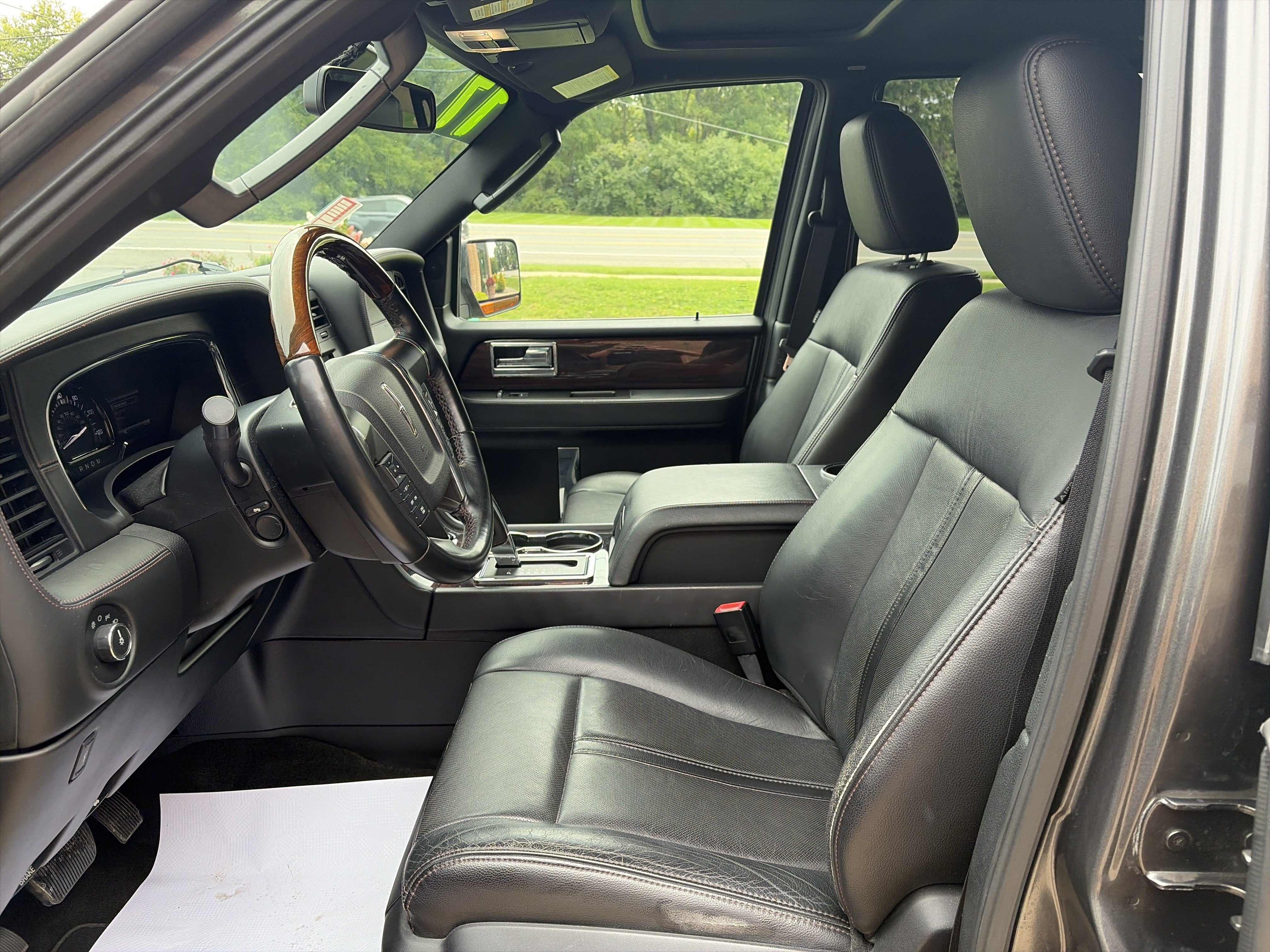 Used 2017 Lincoln Navigator L Reserve AWD/4WD image 3