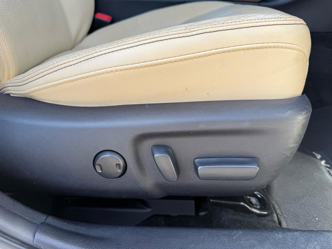 Used 2013 Toyota Avalon Limited image 19