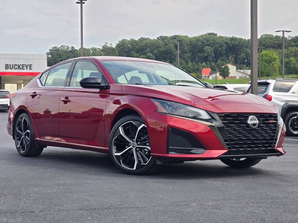 Used 2023 Nissan Altima 2.5 SR w/ SR Premium Package FWD image 2