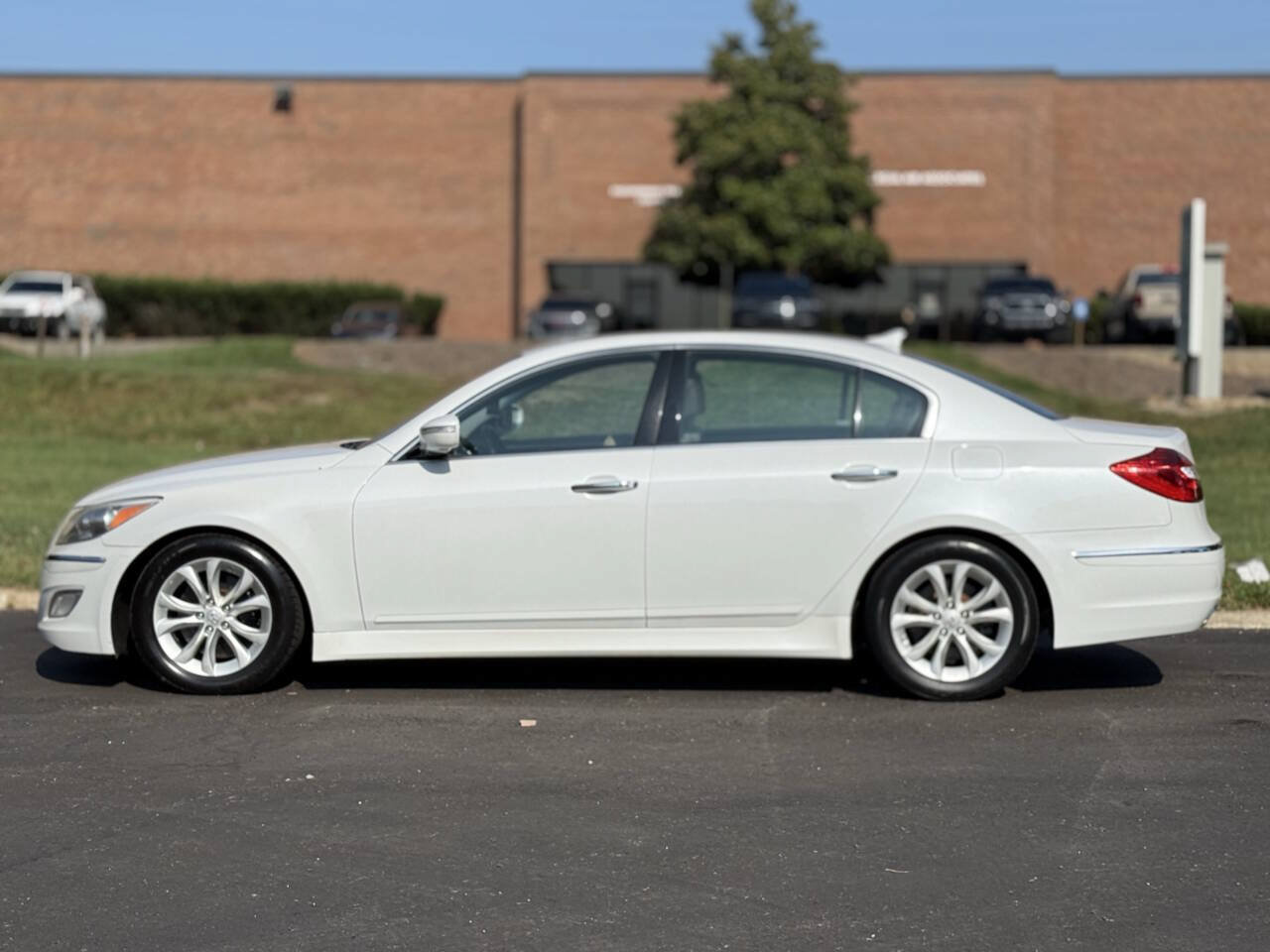 Used 2013 Hyundai Genesis 3.8 RWD image 9
