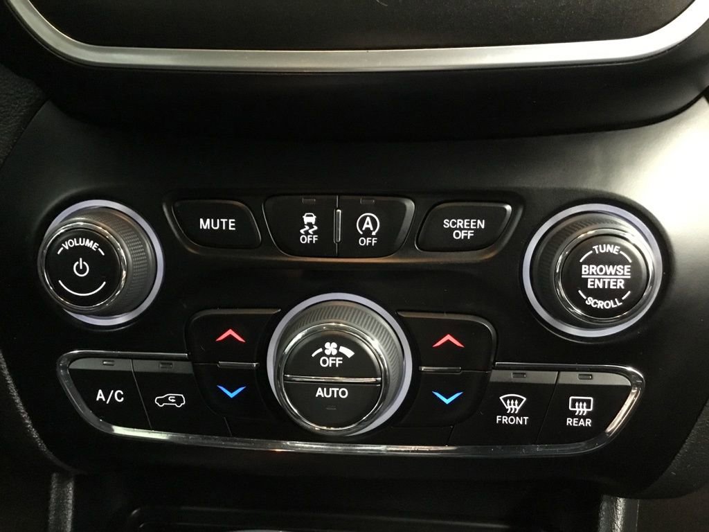 Used 2022 Jeep Cherokee Trailhawk AWD/4WD image 28