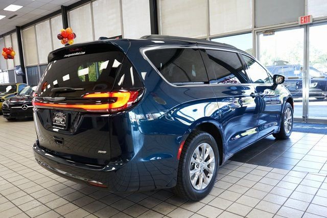 Used 2022 Chrysler Pacifica Touring-L image 16