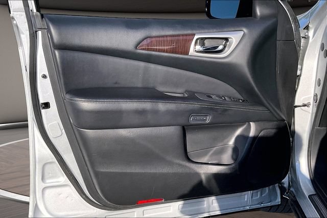 Used 2013 Nissan Pathfinder Platinum FWD image 21