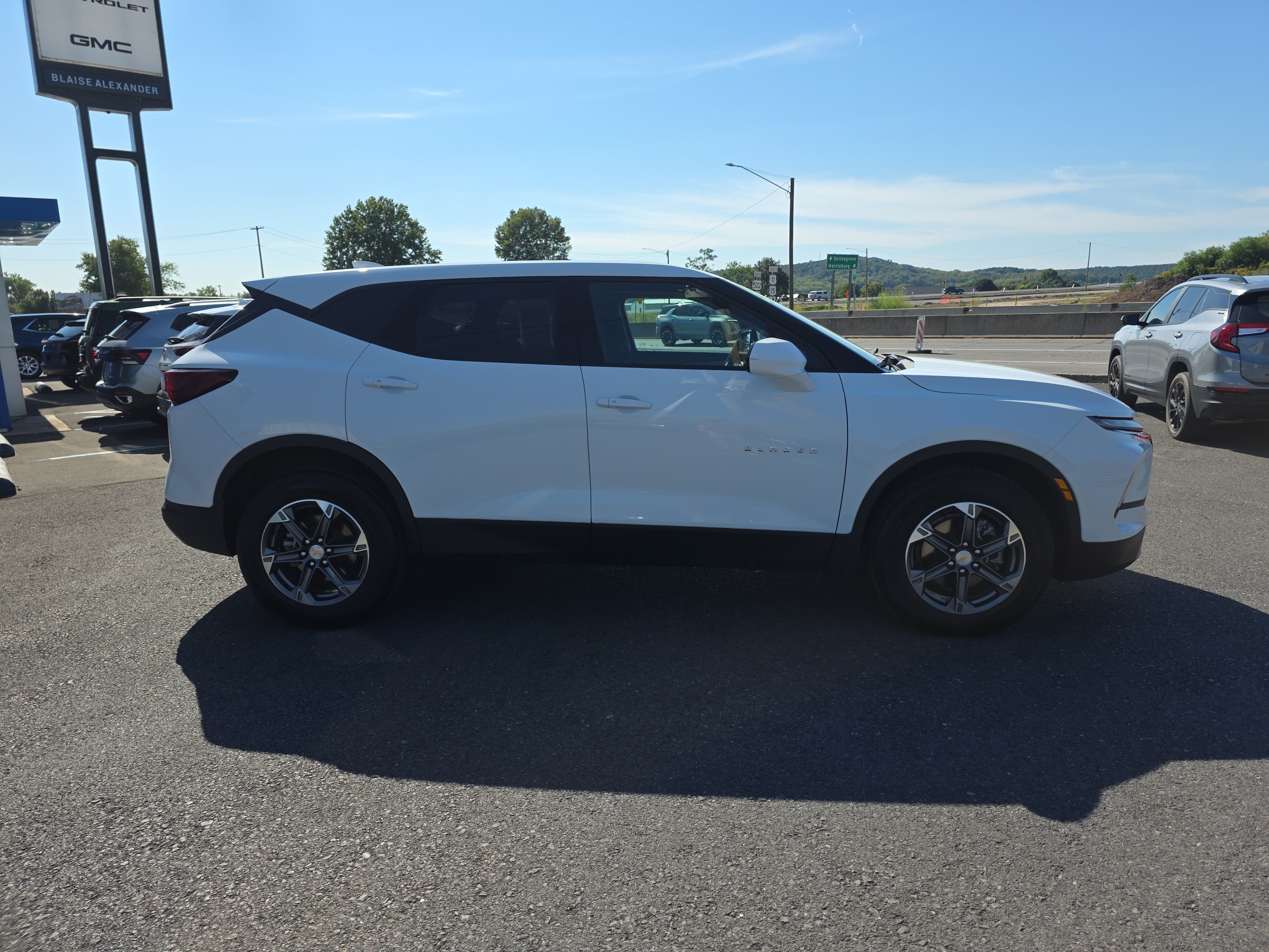 Used 2025 Chevrolet Blazer LT AWD/4WD image 2