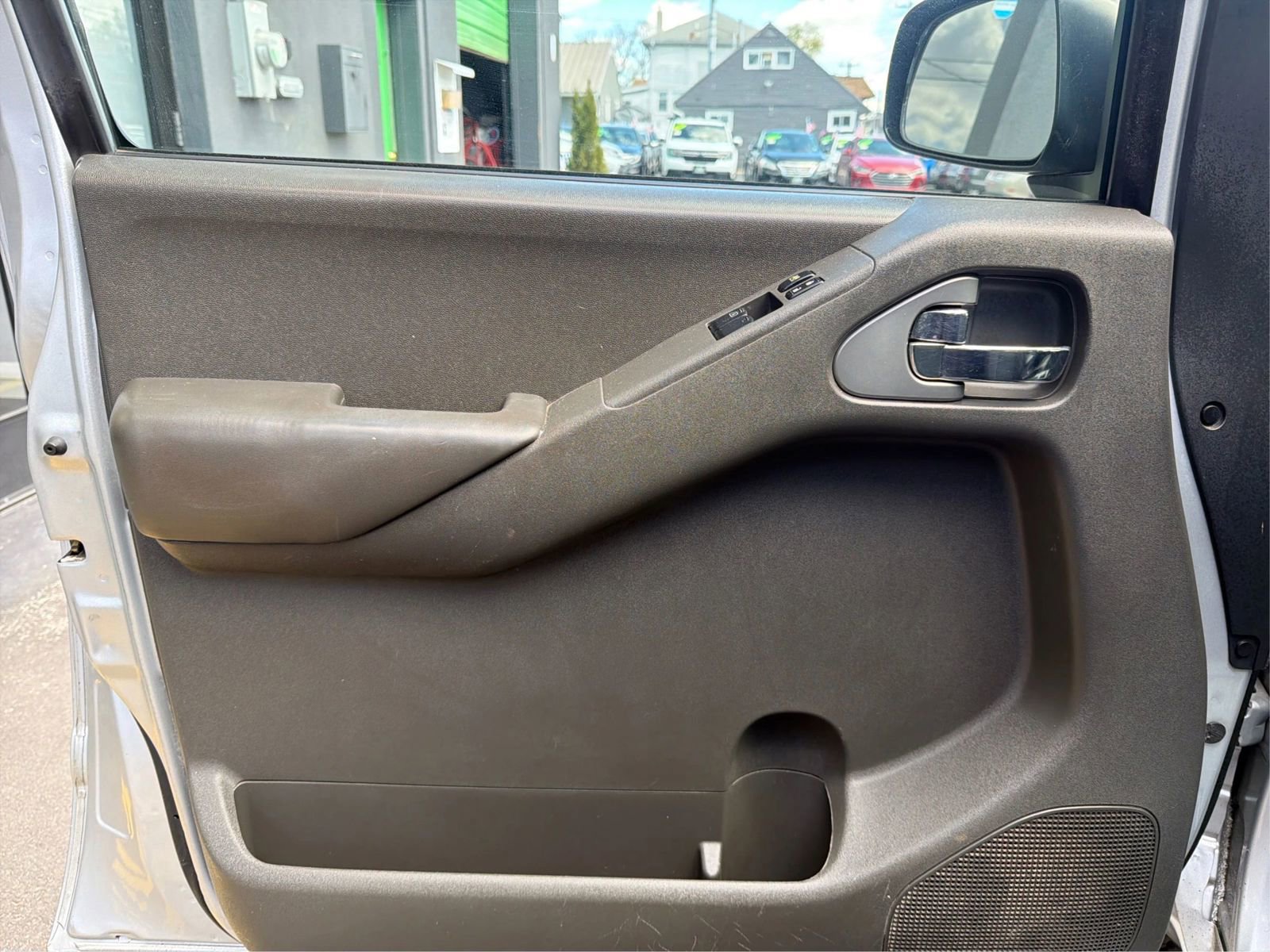 Used 2013 Nissan Frontier SV image 19