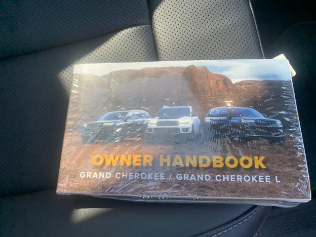 Used 2025 Jeep Grand Cherokee Limited w/ Luxury Tech Group II image 31