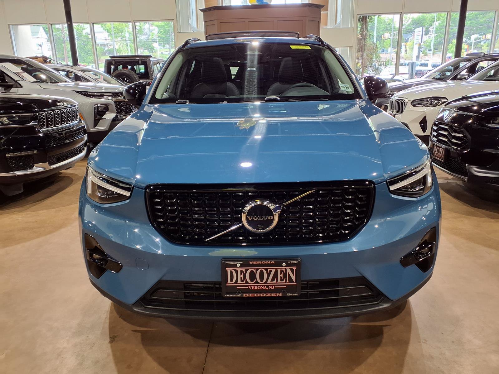 Used 2024 Volvo XC40 B5 Ultimate w/ Protection Package Premier AWD/4WD image 2