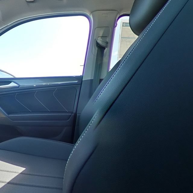 Used 2023 Volkswagen Tiguan SE w/ Panoramic Sunroof Package FWD image 29
