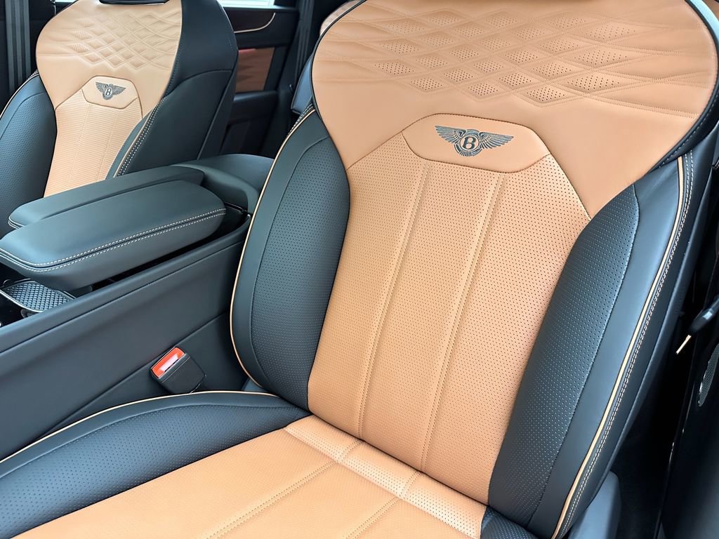 Used 2024 Bentley Bentayga image 23