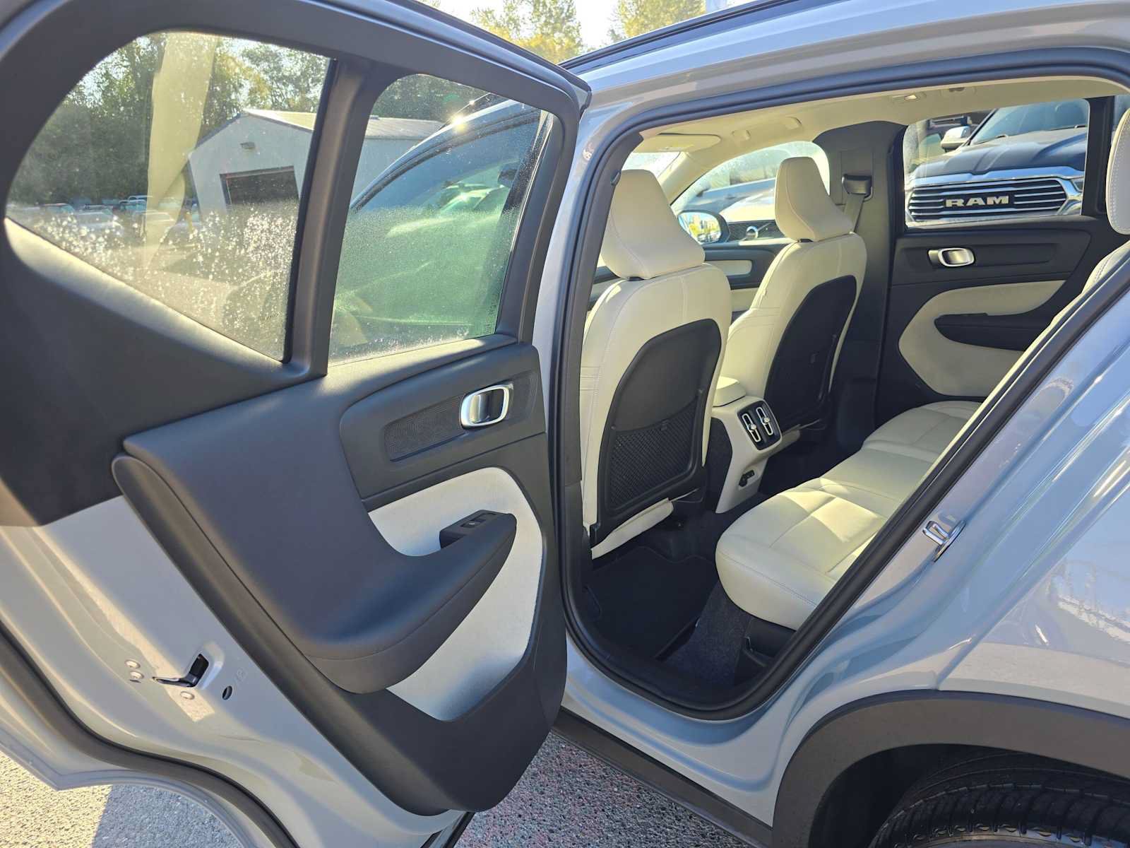 Certified 2026 Volvo XC40 B5 Plus AWD/4WD image 17