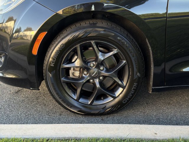 Used 2019 Chrysler Pacifica Touring-L w/ S Appearance Package FWD image 10