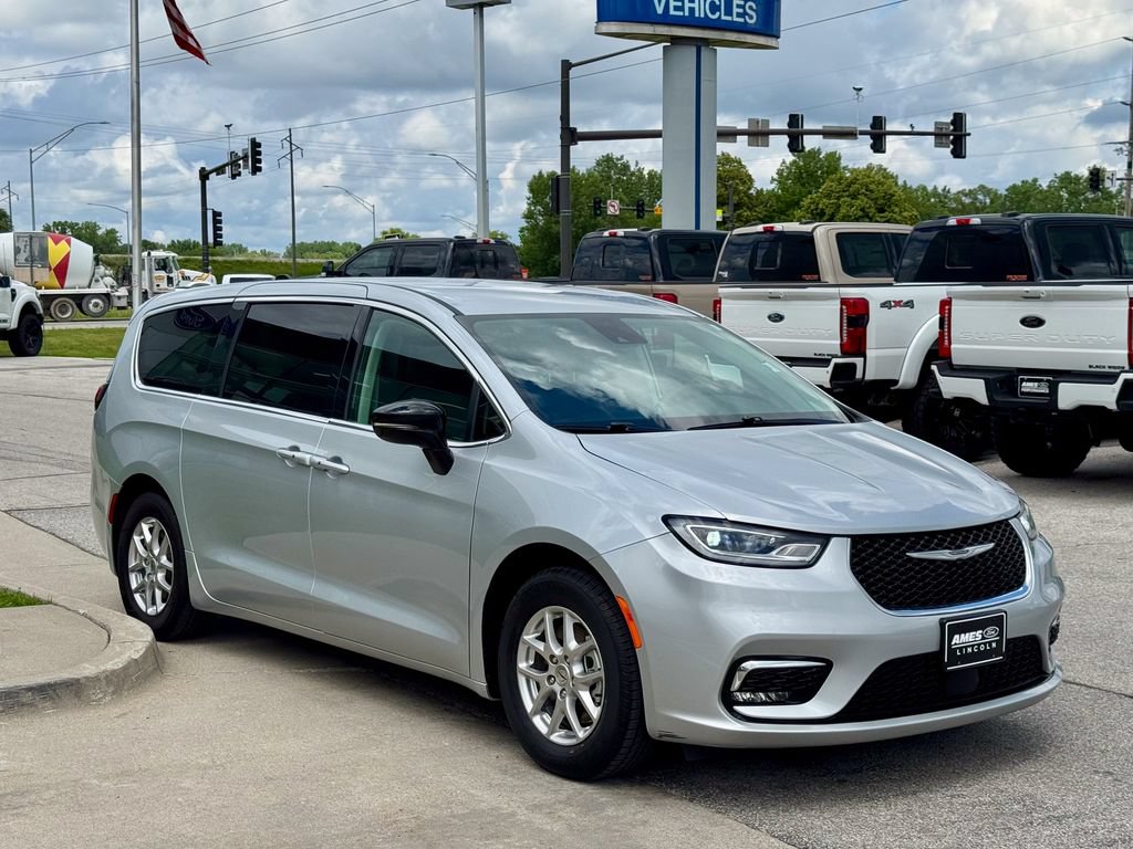 Used 2024 Chrysler Pacifica Touring-L FWD image 7