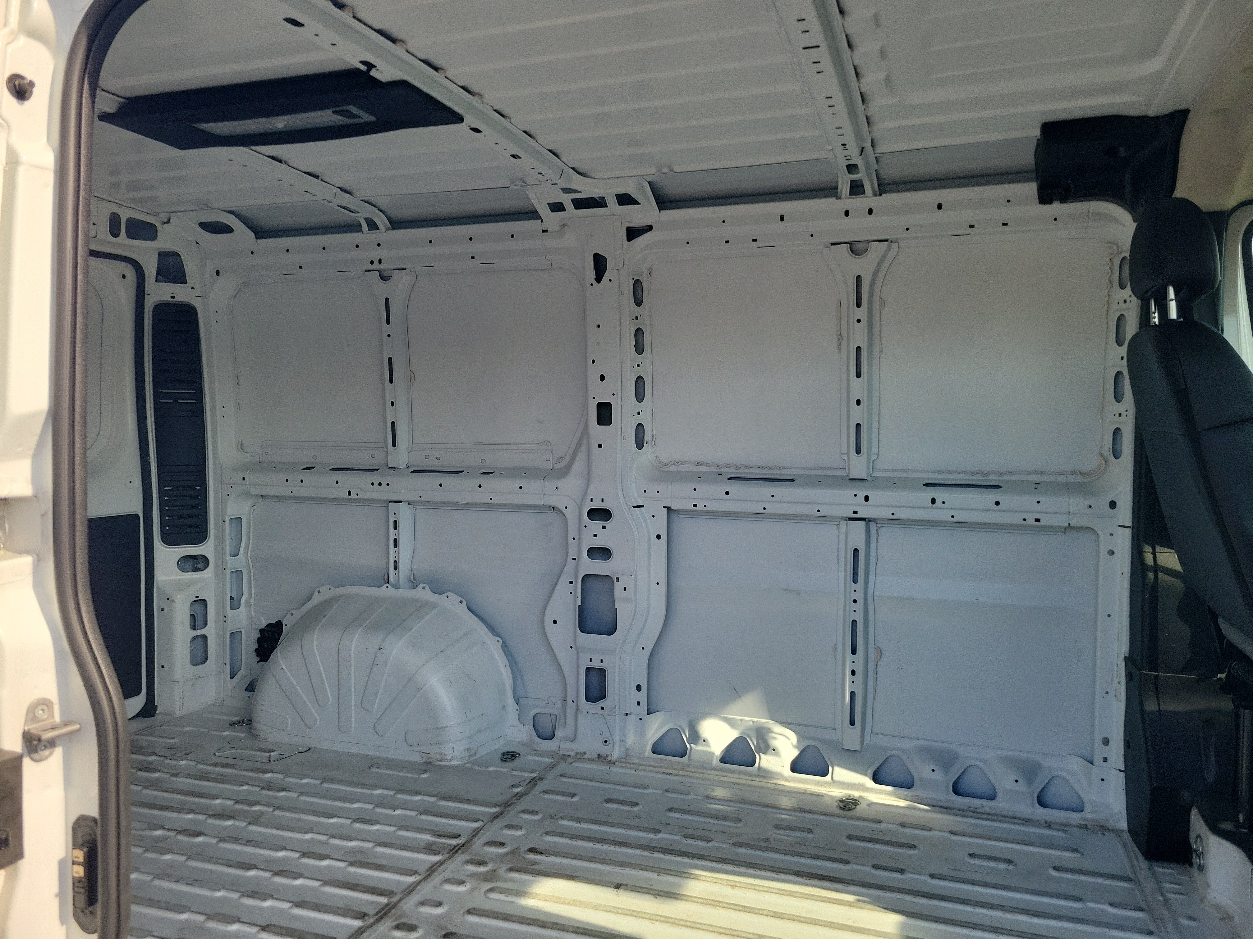 Used 2025 RAM ProMaster 2500 w/ Convenience Group FWD image 9