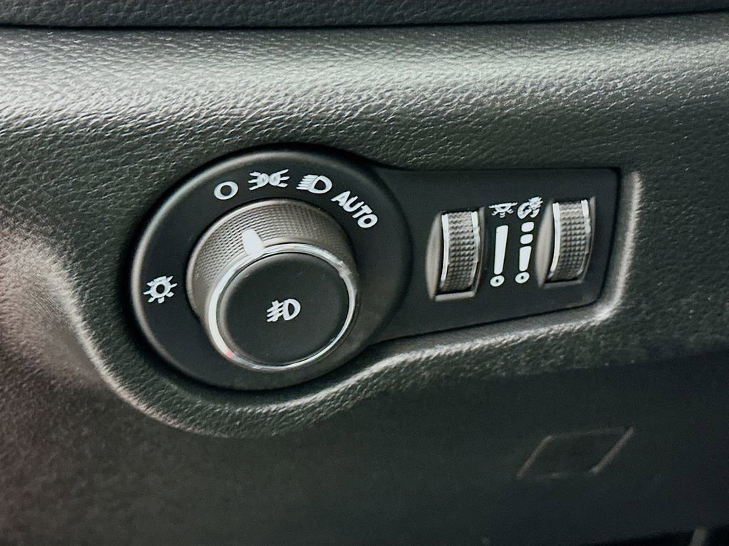Certified 2025 Chrysler Pacifica Limited FWD image 17