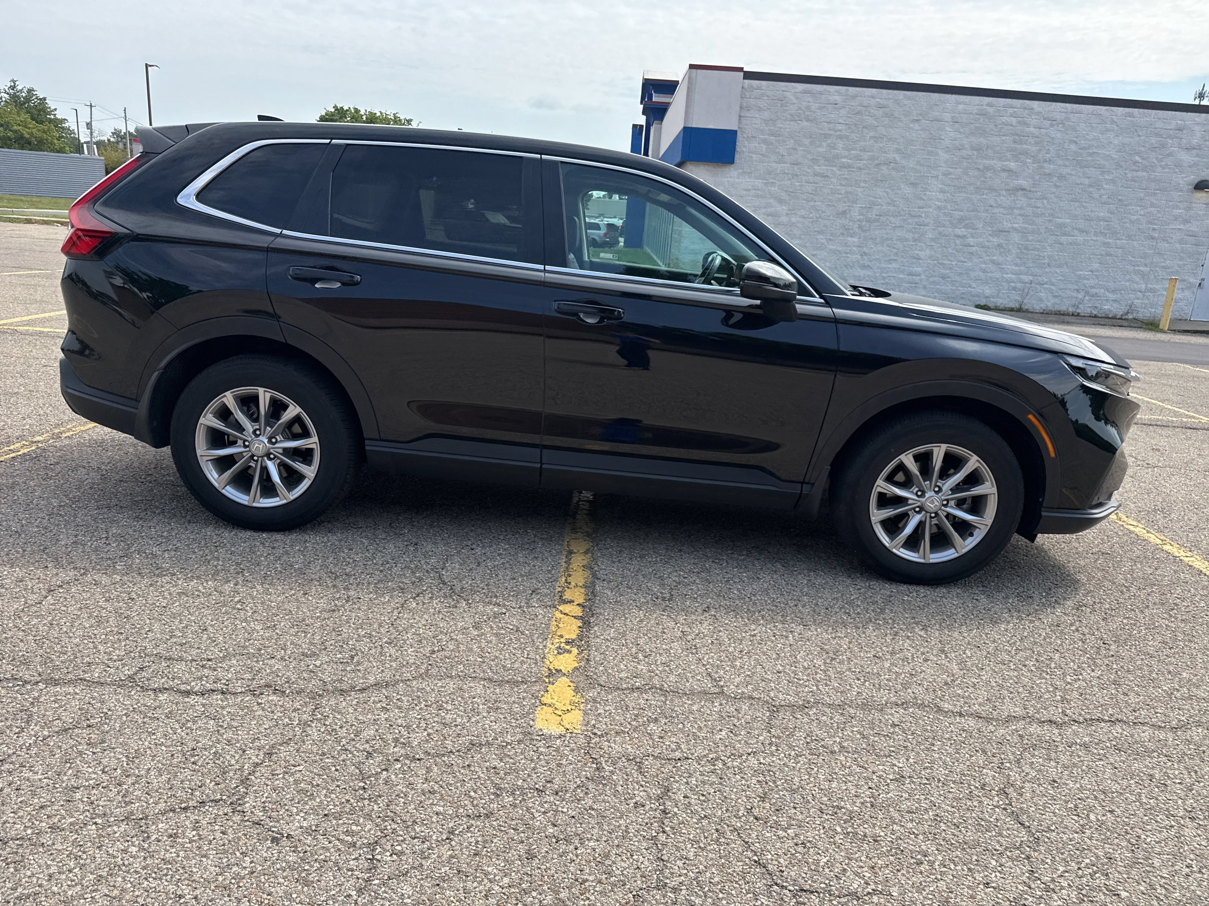Used 2024 Honda CR-V EX-L image 2