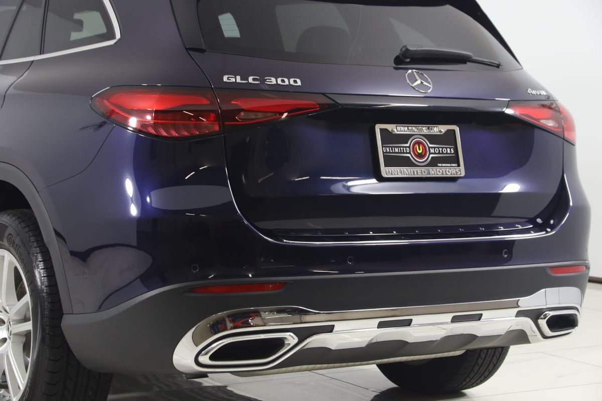 Used 2023 Mercedes-Benz GLC 300 4MATIC w/ Pinnacle Trim Package image 24