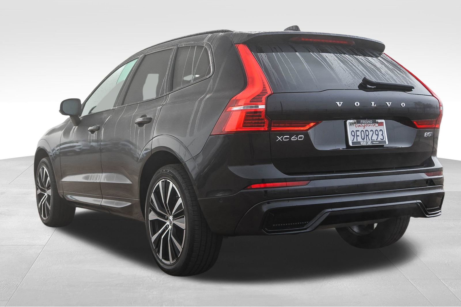 Used 2023 Volvo XC60 B5 Plus image 8
