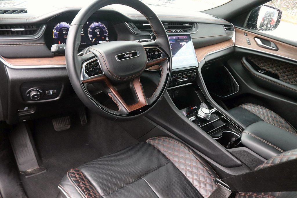 Used 2025 Jeep Grand Cherokee Summit AWD/4WD image 13