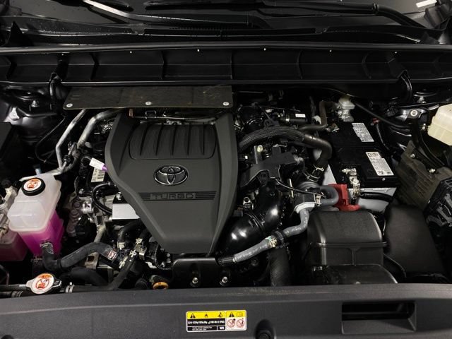 Used 2024 Toyota Highlander XLE FWD image 13