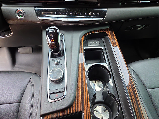 Used 2022 Cadillac Escalade Luxury w/ LPO, Illumination Package AWD/4WD image 25