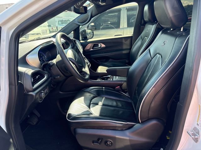 Used 2023 Chrysler Pacifica Limited w/ S Appearance Package AWD/4WD image 7