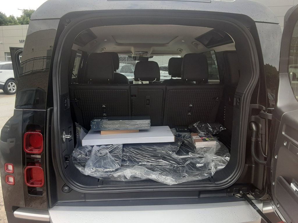 New 2024 Land Rover Defender 110 SE image 13