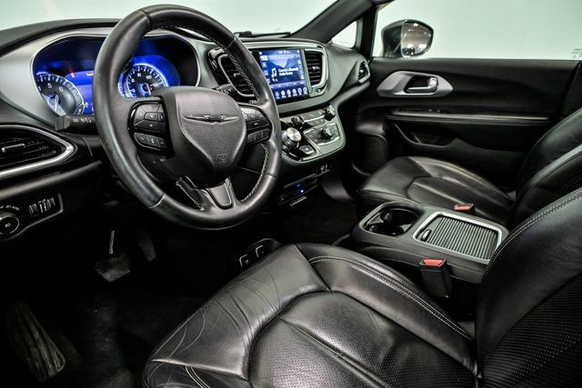 Used 2018 Chrysler Pacifica Touring-L Plus image 9